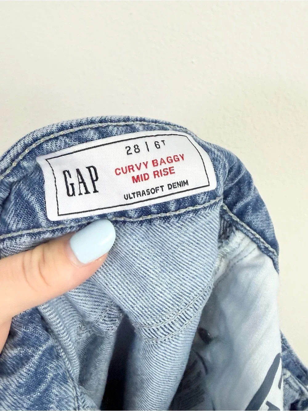 Gap Curvy Baggy Mid Rise Jeans Light Indigo Wash Tall 28/6T - Picture 5 of 6